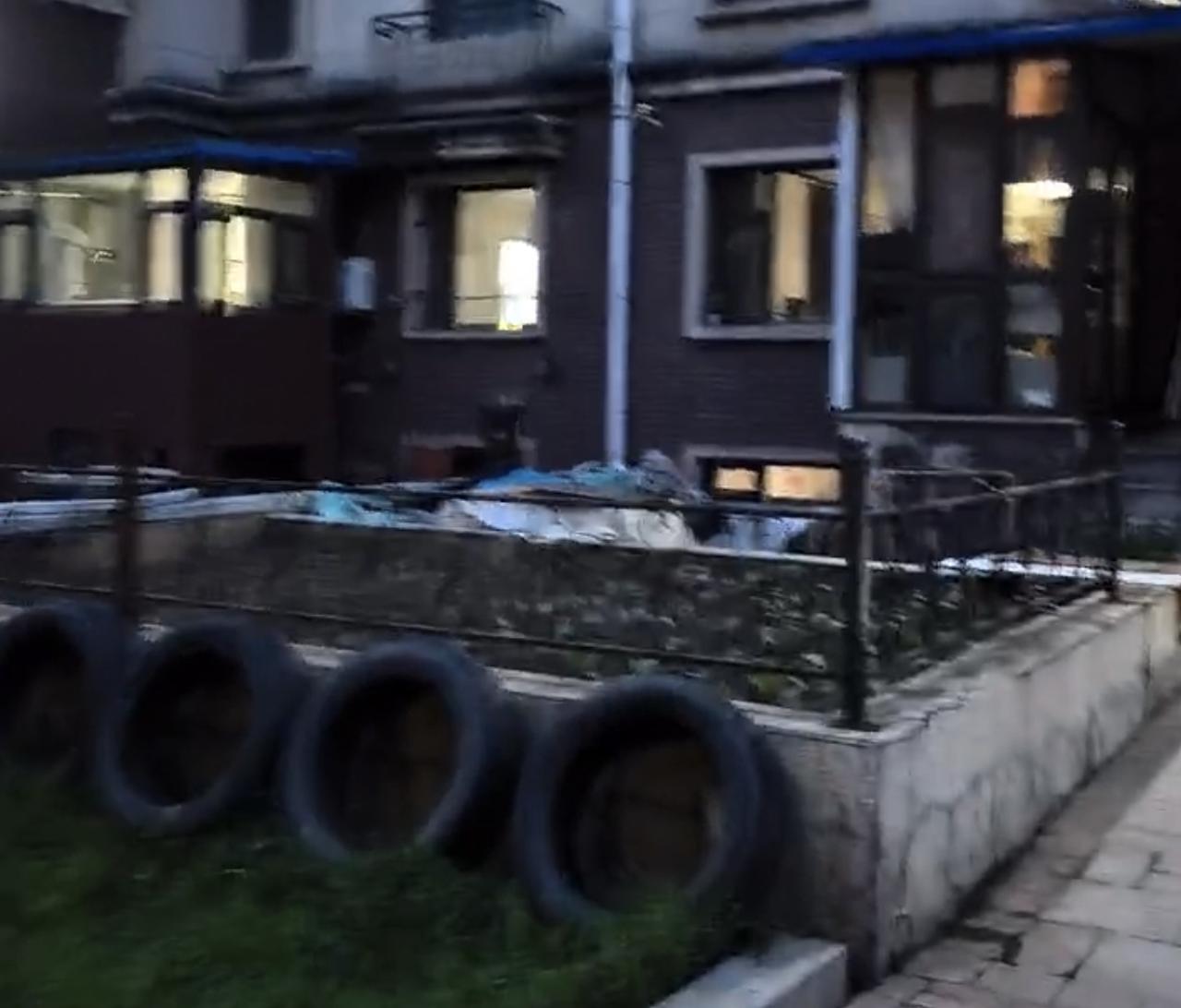 吉林市船营区森邻里小区治安堪忧，轮胎放在自己家院边上，被人偷走了。

本来我放在