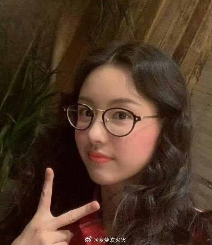 于正编辑掉和陈都灵合照 于正在社交平台上发十八宫格旧照，不久后单独编辑掉了和陈都