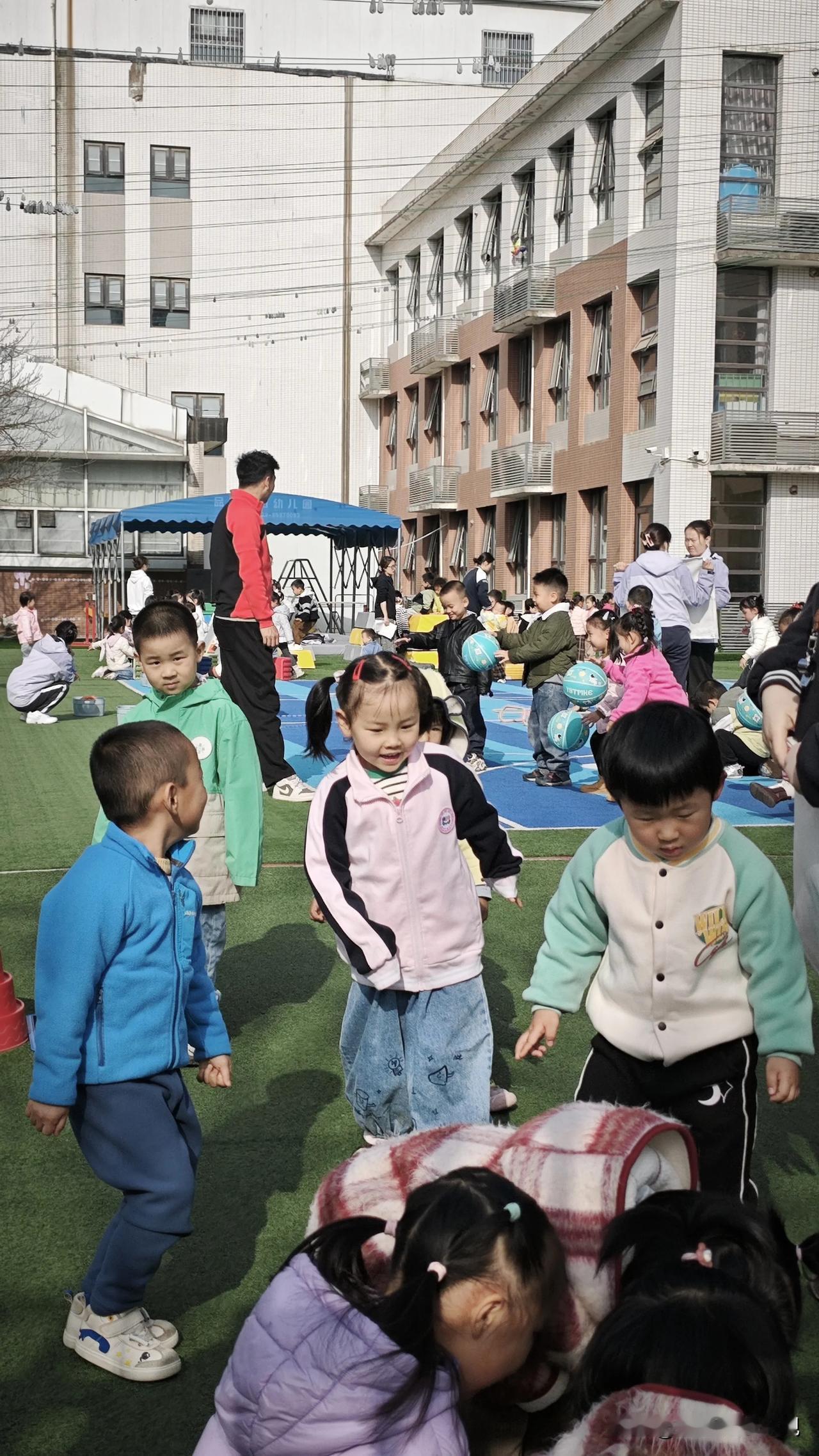 春日生活打卡季今天拽着老田转了一上午，重点考察金辉一带幼儿园。金辉世界城小区里有