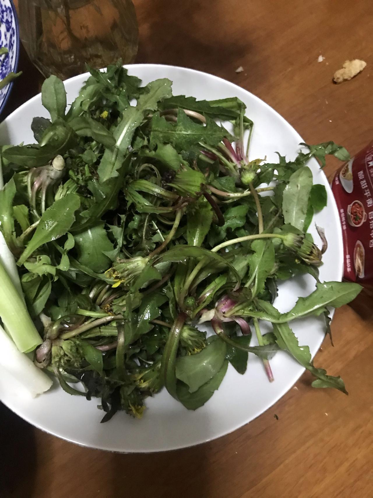 有认识这个是什么菜的吗？你们春天也吃这个吗？春天吃野菜挺好的，好处多多。像荠菜、