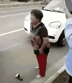 这气势？
这位大妈的风采可不一般，跳着脚的叫嚷，不知道怎么惹到她了，如此骂大街的