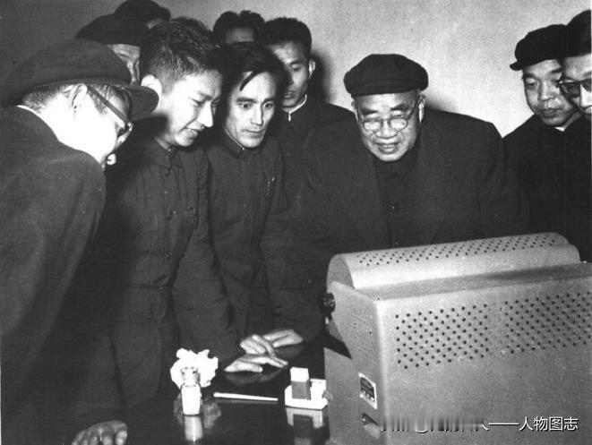 1959年11月5日.朱德视察北京化工厂。