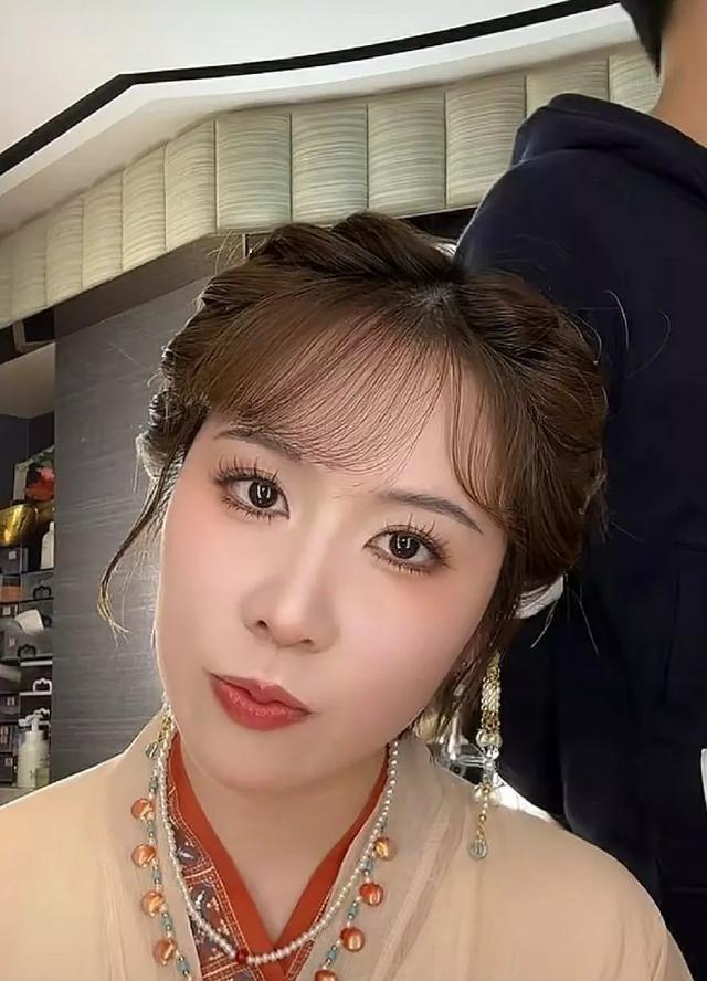 平野美宇在西安张成教练那儿训练，顺便整了套汉服造型，还挺好看。但现在日本女队新人