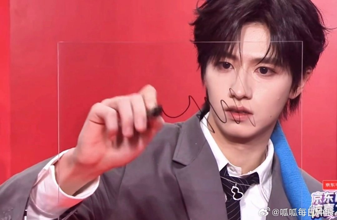 TOP登陆少年怼脸镜头签：朱志鑫 张泽禹 张极 左航 苏新皓来看看谁扛住了怼脸签