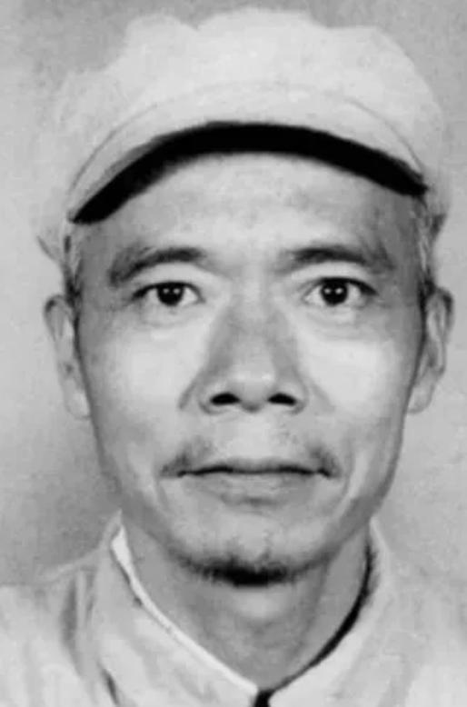 1937年，地下党员涂作潮与邻居打牌，闲聊中，邻居突然不说话，还凑到他耳边，轻声