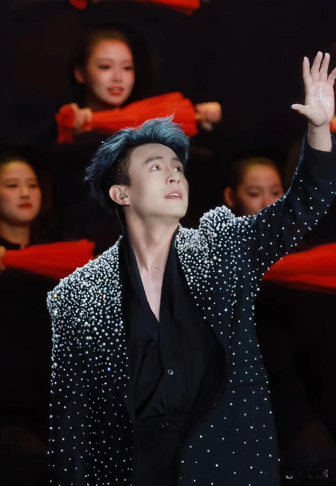 《撕婚》能爆，
真不是因为剧情多新鲜，
替嫁、旧案、十年暗恋，全是老梗。

但它