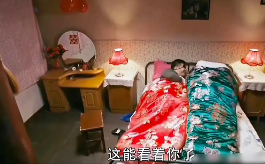 梦中的那片海编剧和导演有点偏心啊！黑子和小慧结婚的时候，两人就是一个简易的钢丝床
