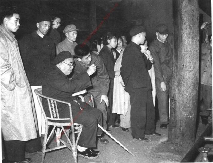1961年4月16日，朱德视察自贡市盐场。