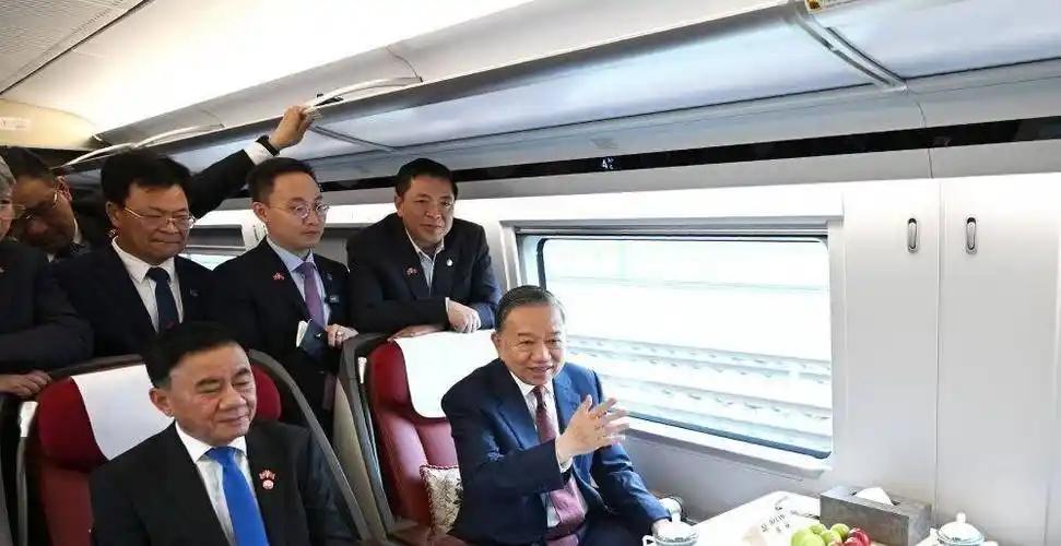 越南元首访华太用心！弃3小时专机，硬坐10小时高铁，7小时慢旅看透中国实力

