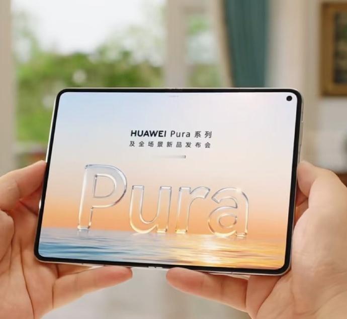 看到了余承东手上的这台华为Pura折叠屏手机，第一感观就是大，现在的手机都在抢平