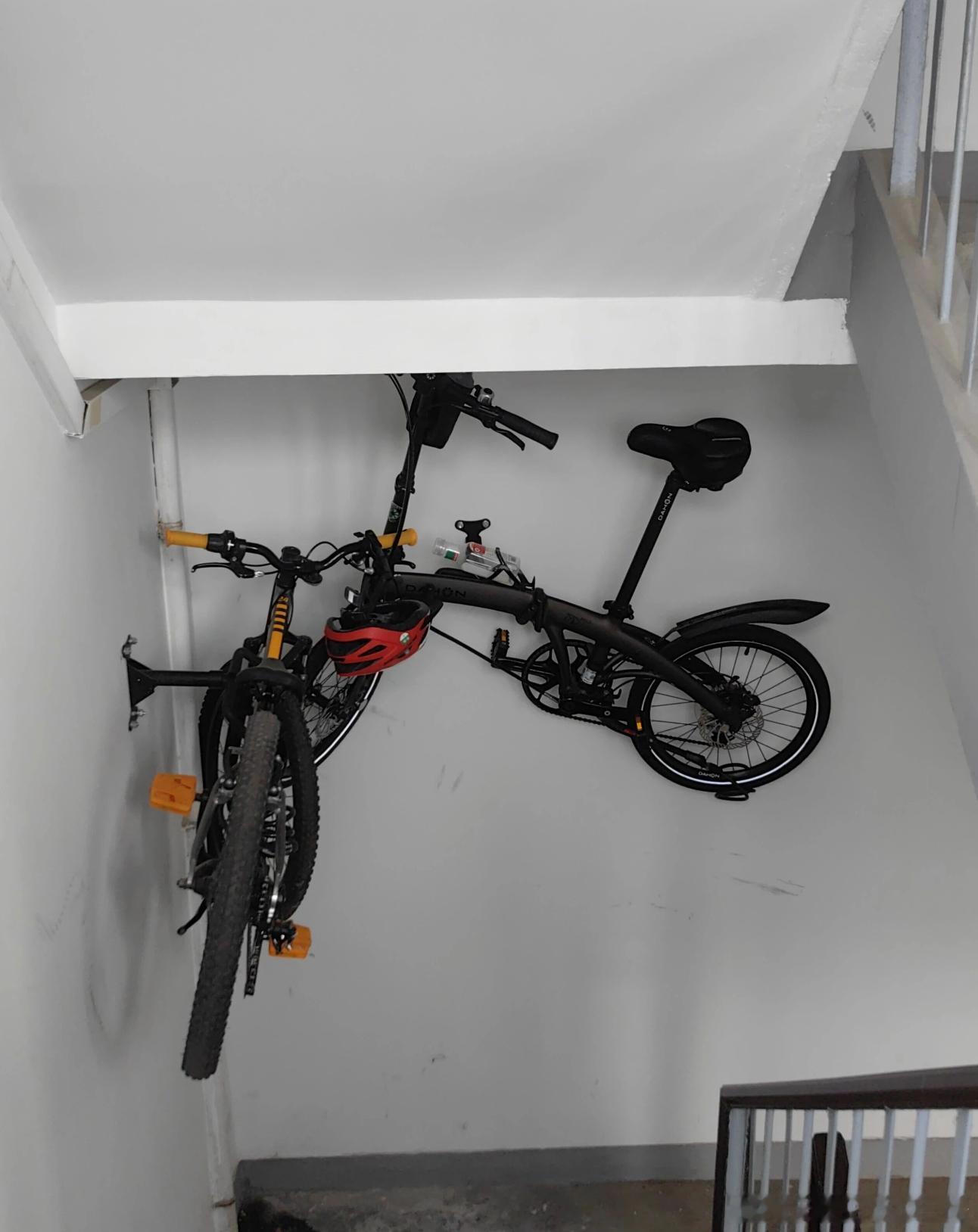 有人把自行车钉在消防楼道里你觉得这么做你接受嘛 
