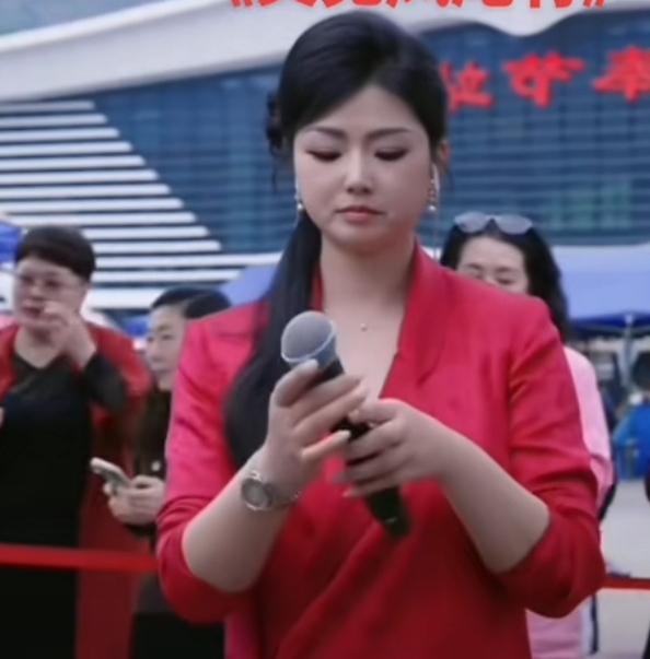 罗姣首次登上索图大舞台，便涨粉十几万。此次担任评委并在奉节站直播，再度涨粉十几万