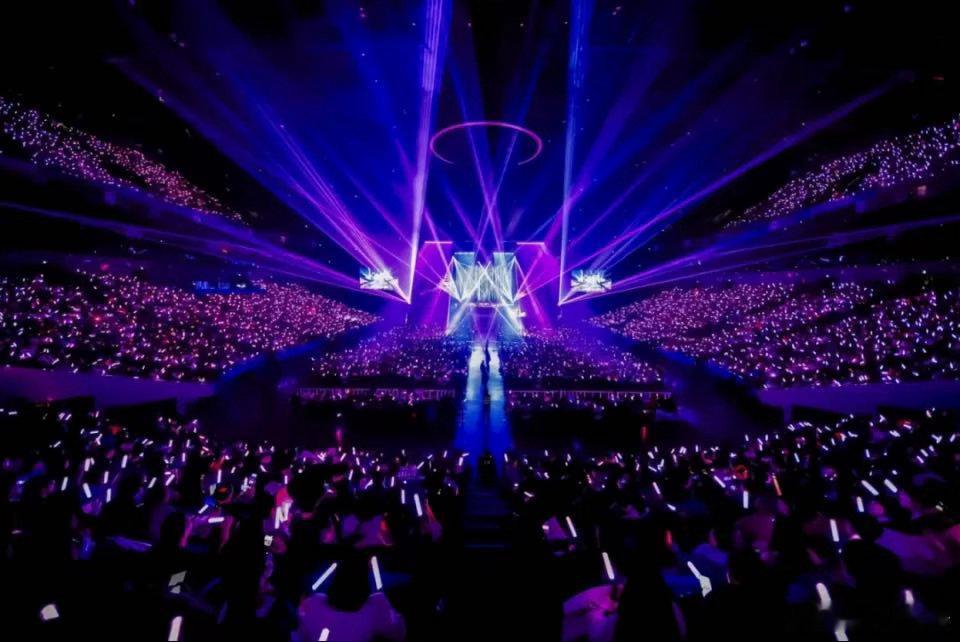 抽4个人去看演唱会！酒店+机票+演唱会门票全包！不要的可折现6000元！想干嘛干
