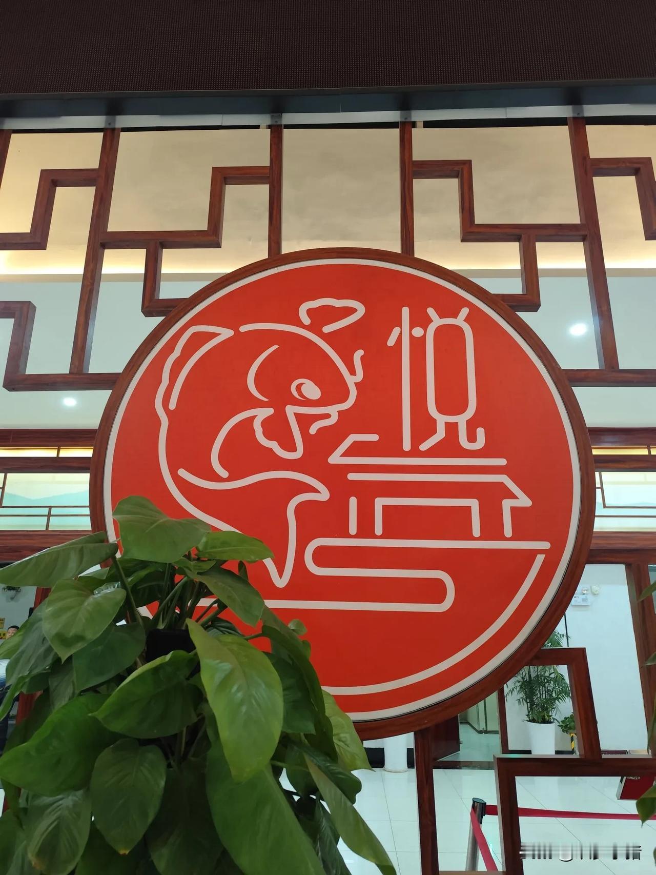龙门，这个服务区名字起的好。鲤鱼跃龙门嘛。
跑高速进服务区，无外乎休息，吃饭，加