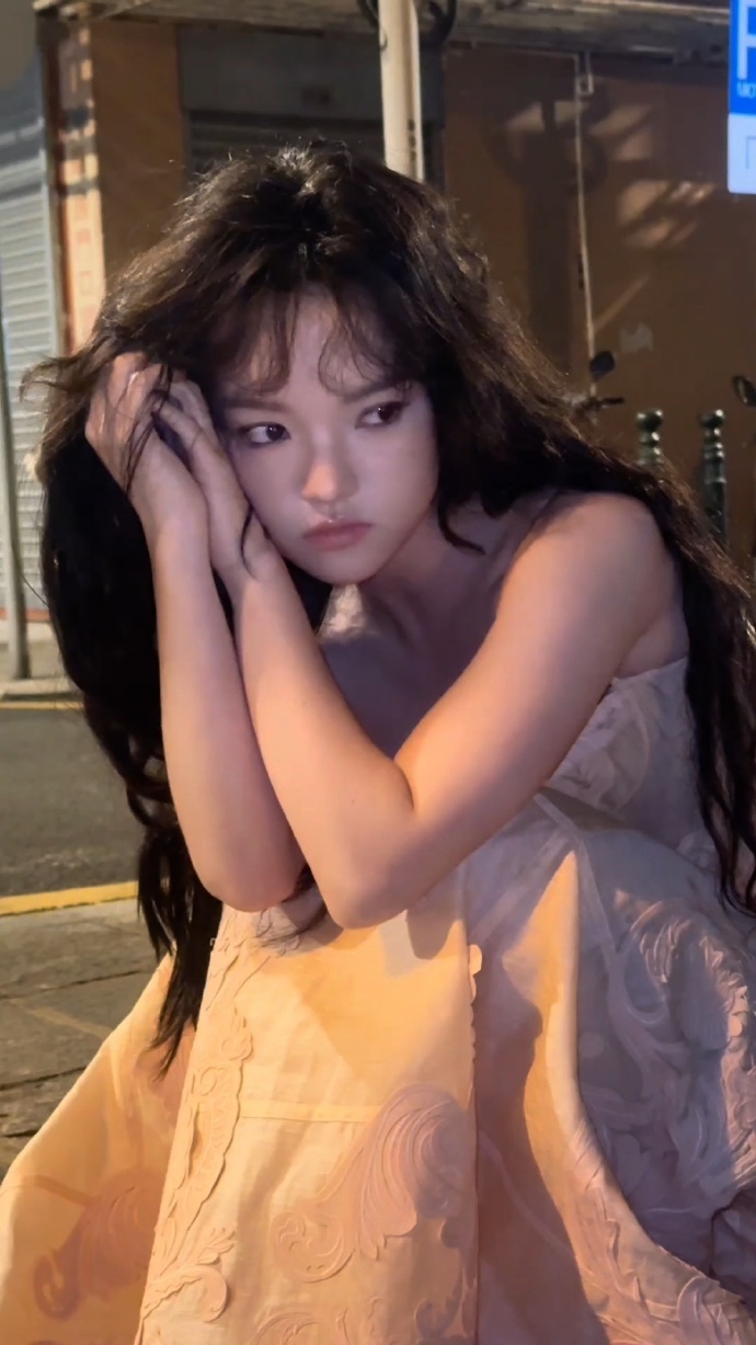 兰西雅明媚成这样 兰西雅这是明媚到要溢出屏幕了吧！赤脚拍照的她，在夜里旋转跳舞，