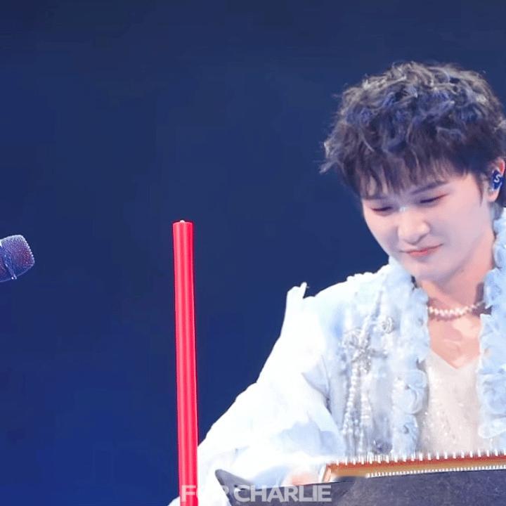 我们从不要求周老师表演，但耐不住周老师“积极主动”的想要表演啊
萌术师的萌术场场