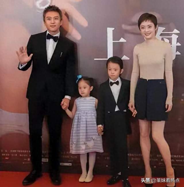 邓超坐轮椅不到一年，儿子也拄拐现身！原因彻底曝光，孙俪太难了