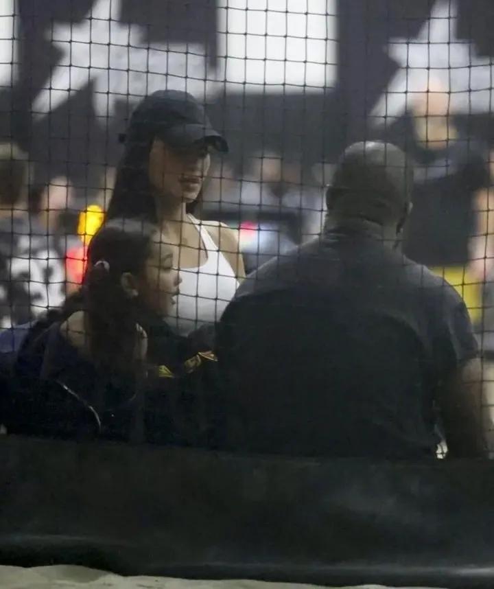 #冬日生活打卡季#坎耶Kanye和前妻金卡戴珊同框支持儿子篮球赛，这是他们离婚后