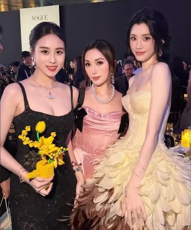 27岁的小姨和31岁的外甥女坐在同一张桌子上，这场面你受得了吗？
苏州那场VOG
