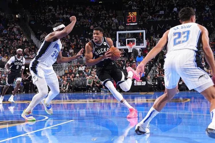 北京时间12月11日，NBA杯东部1/4决赛，雄鹿主场对阵魔术。雄鹿在最多落后1