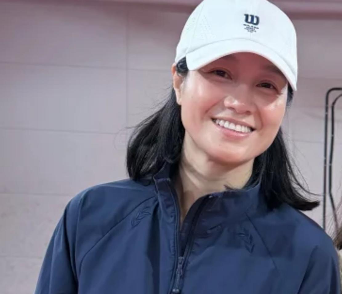 朱丹打网球被偶遇！生图状态太绝了，这才是真实的40+状态。镜头里的朱丹一身藏蓝色