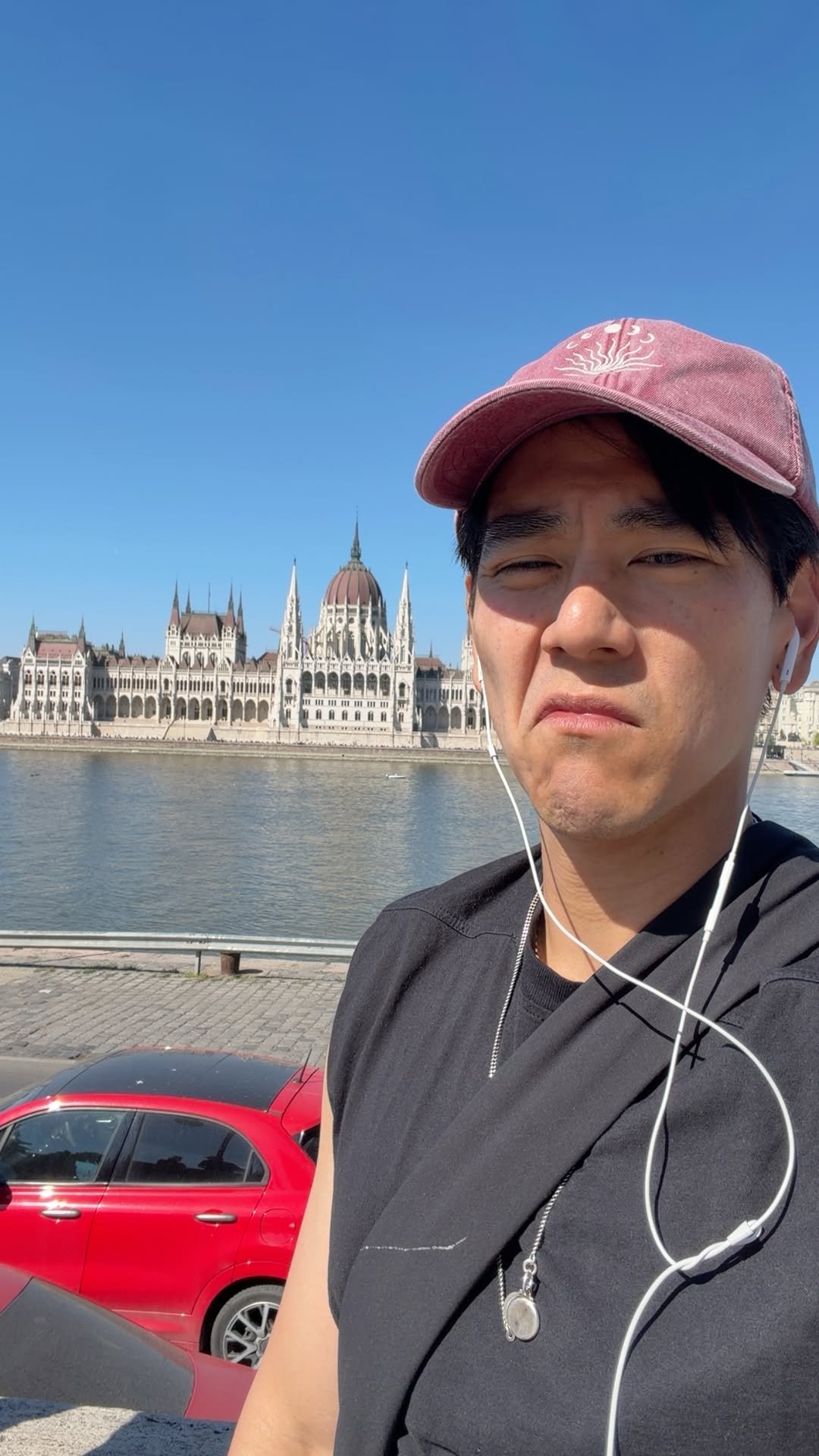 彭于晏 你好多瑙河畔的河对岸的红白色建筑、圆塔尖顶，安静驻守着～匈牙利国会大厦（