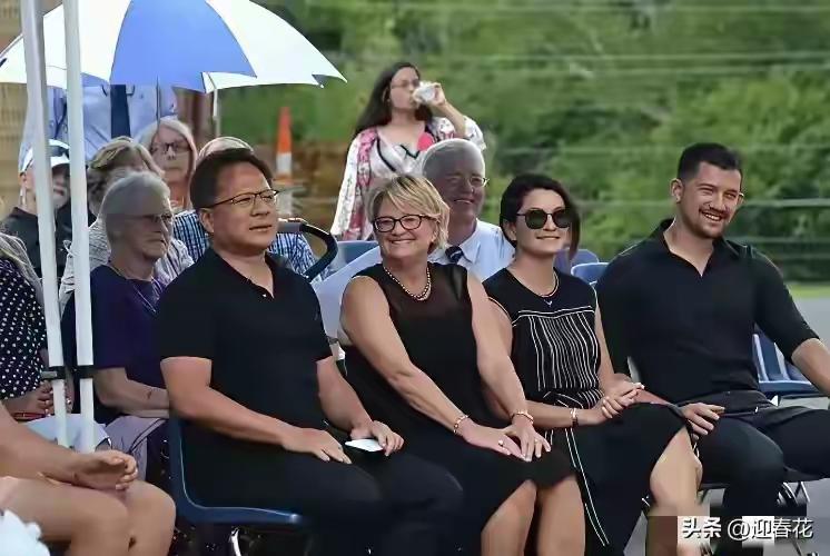 黄仁勋一家四口人有钱有爱啥都不缺，他们脸上挂着幸福的笑容，有钱如他们散发着自信。