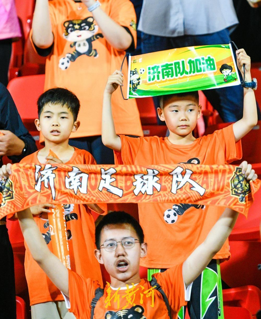 家长携孩童走进齐鲁超赛 绿茵温情传承热爱！5月30日，2026齐鲁超赛济南赛区比