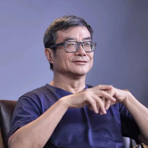 我们在黑暗中并肩而行，走在各自的朝圣路上，无法知道是否在走向同一个圣地，因为我们