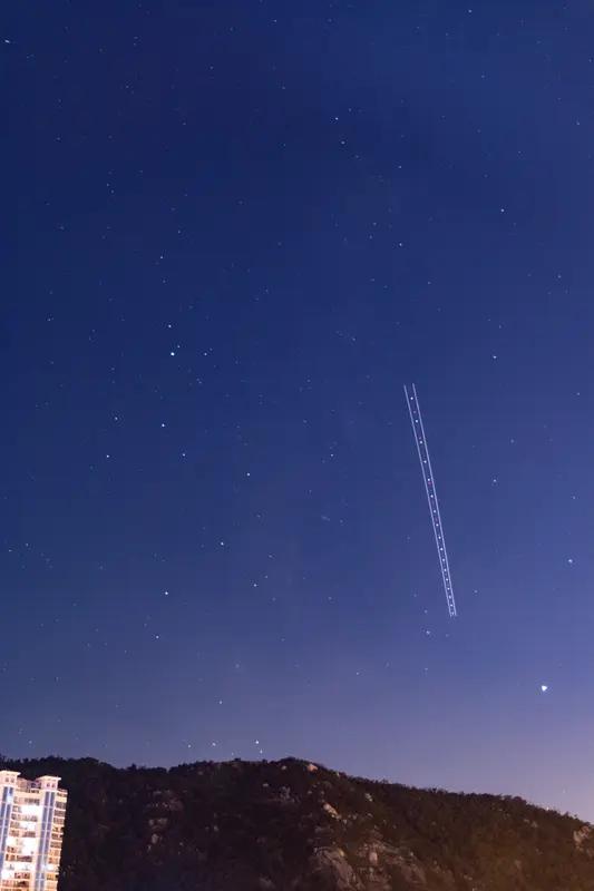 星链这事儿确实挺牛的。现在它正以惊人速度编织全球天网，用户增长和卫星部署同步加速