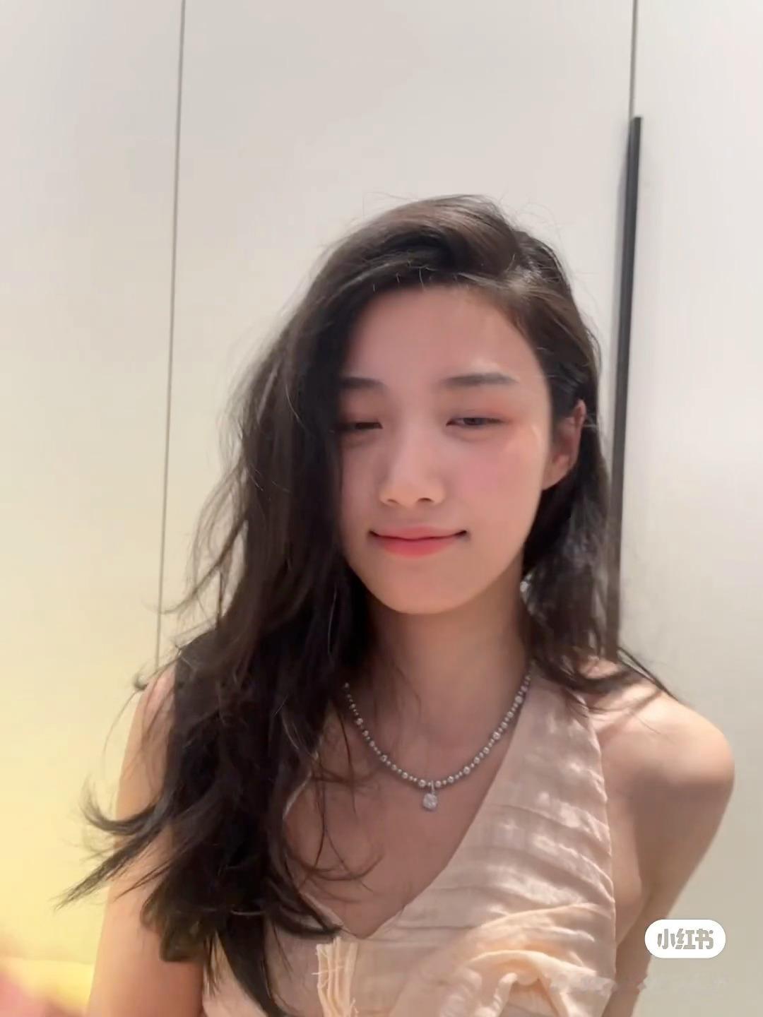 卢昱晓   🌷卢昱晓折月亮🌷卢昱晓云厘“海的故事有海鸥聆听 海的深处藏着我对