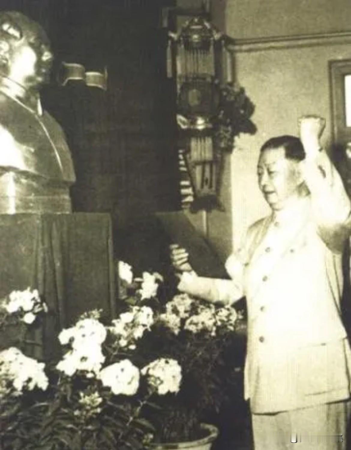 1959年3月16日，中国戏曲研究院党支部大会讨论通过梅兰芳为预备党员。同年7月