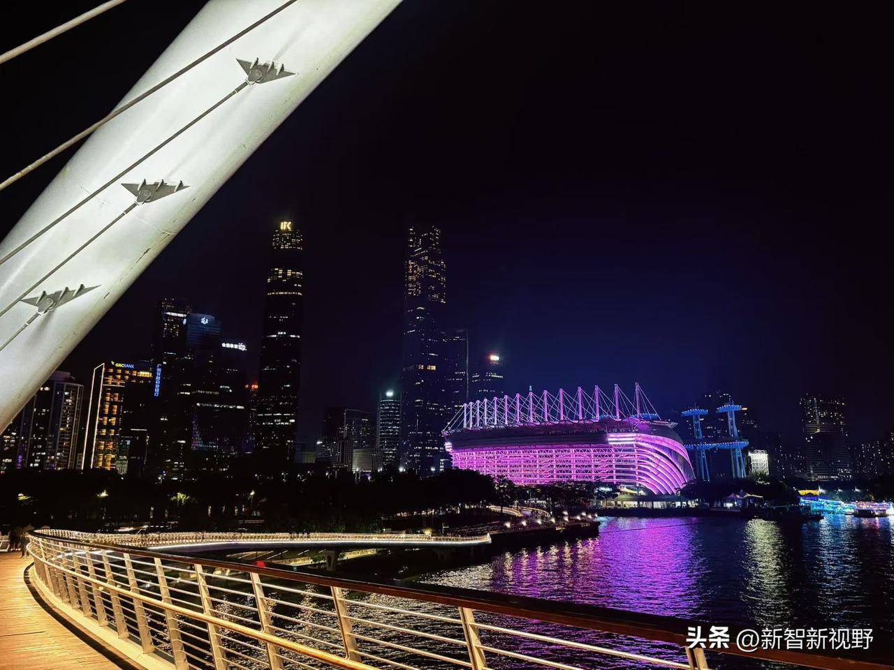 夜晚璀璨都市，灯火辉煌，尽显繁华。