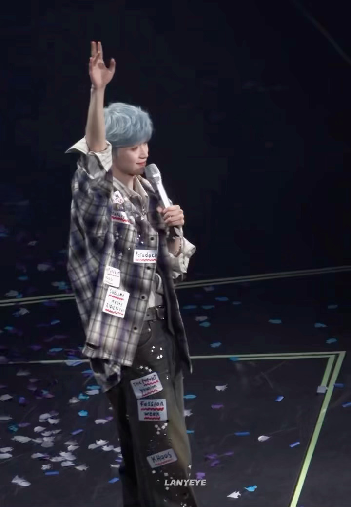 梓渝演唱会后从南京飞回北京了，全方位无死角不停和粉丝招呼，太真诚了！今天这穿搭好