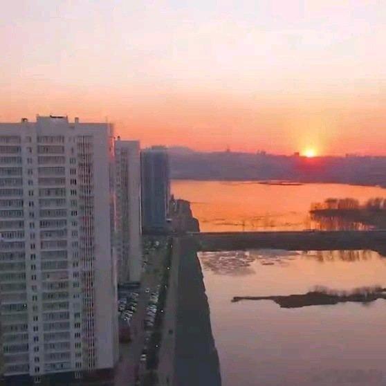《克拉斯诺亚尔斯克 坐落叶尼塞河中游，是西伯利亚核心交通枢纽。陆路辐射新西伯利亚