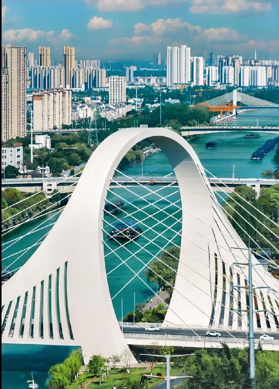奔流不息的大运河上，老运河大桥静静横卧南北，它不只是一条通行要道，更是一座时光的