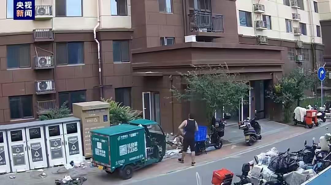 真的别再心存侥幸了！北京通州一名女子，就因为懒得下楼扔垃圾，从9楼直接抛下6个烂