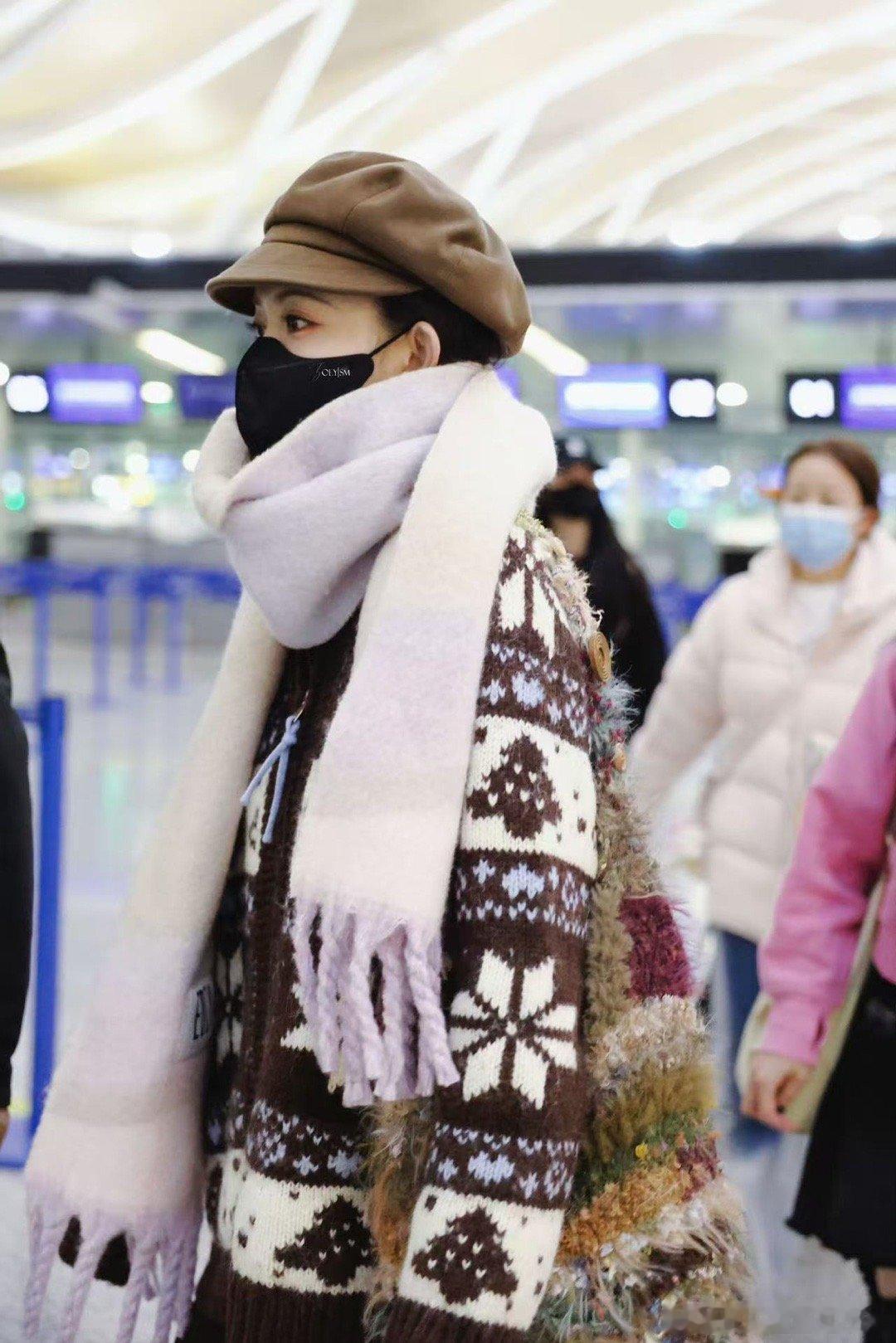 孟子义印尼之旅暖心开场！亲切与接机粉丝合影交流，用真诚打破文化隔阂，展现中国演员