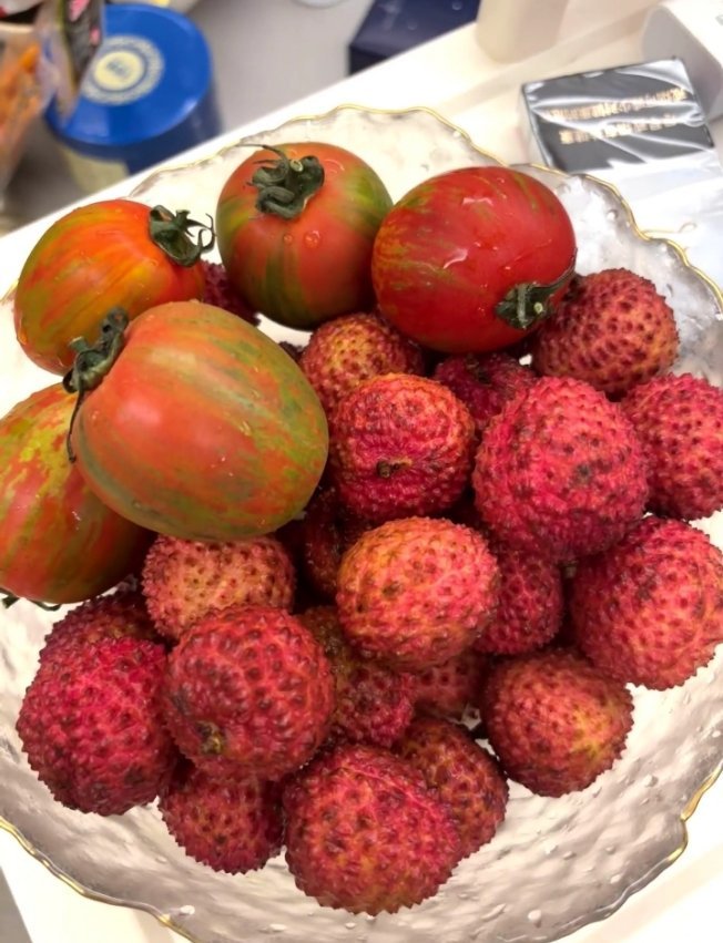 放假在家就是要享受美好时光，对美食没有任何抵抗力，放松心情变得美美的，烤翅 薯片