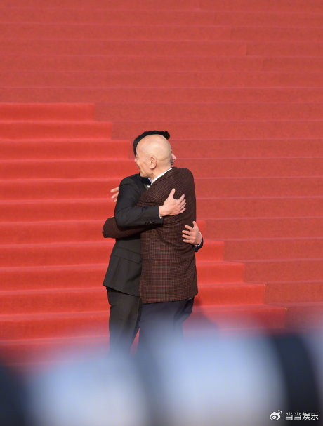 在2026年3月20日的夜晚，于CMG中国电影盛典的红毯之上，吴京做出一次转身折