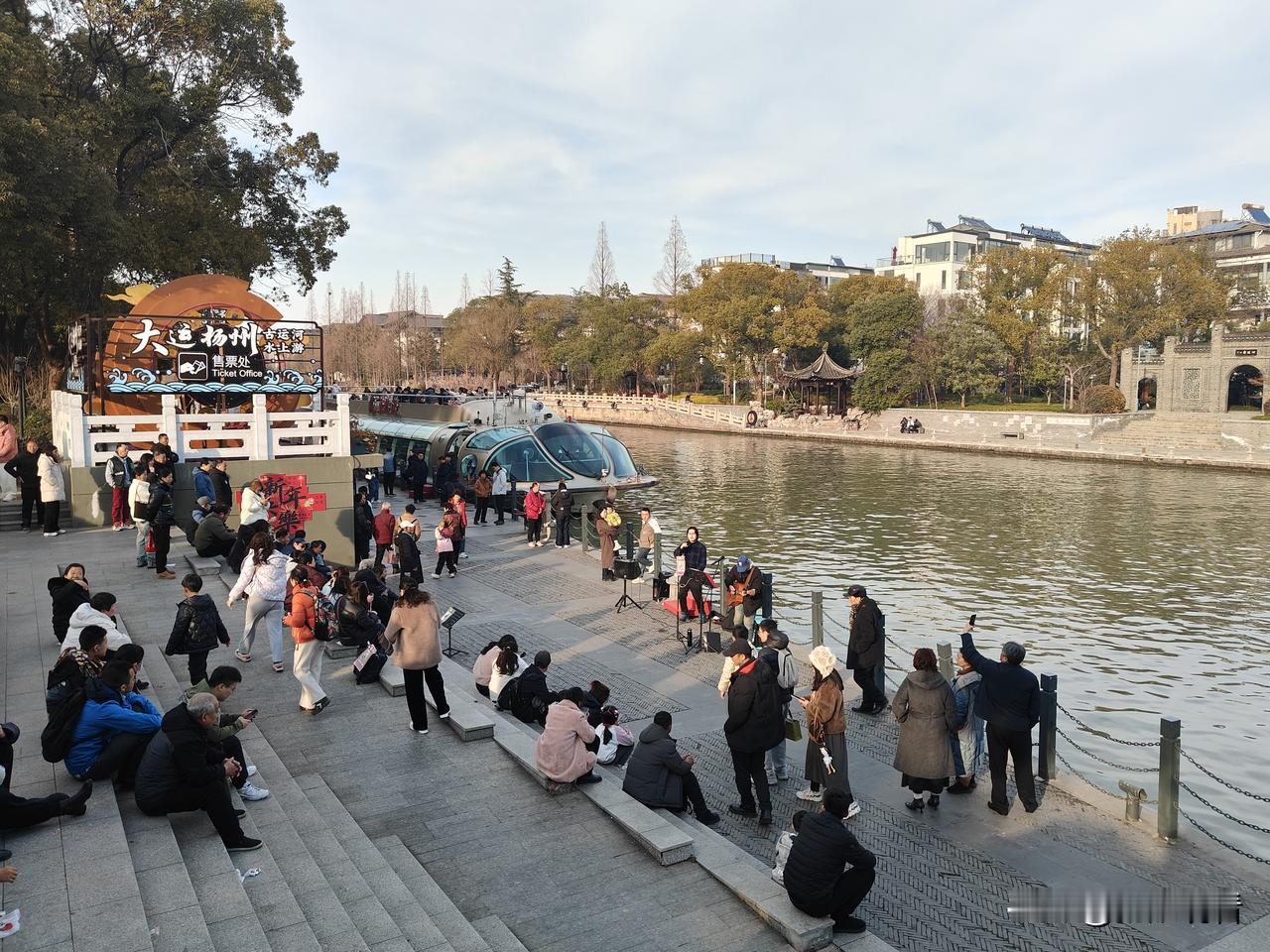 扬州东关古渡太治愈了！街头歌手轻声弹唱，人群围坐静静聆听，年味与歌声撞个满怀，氛