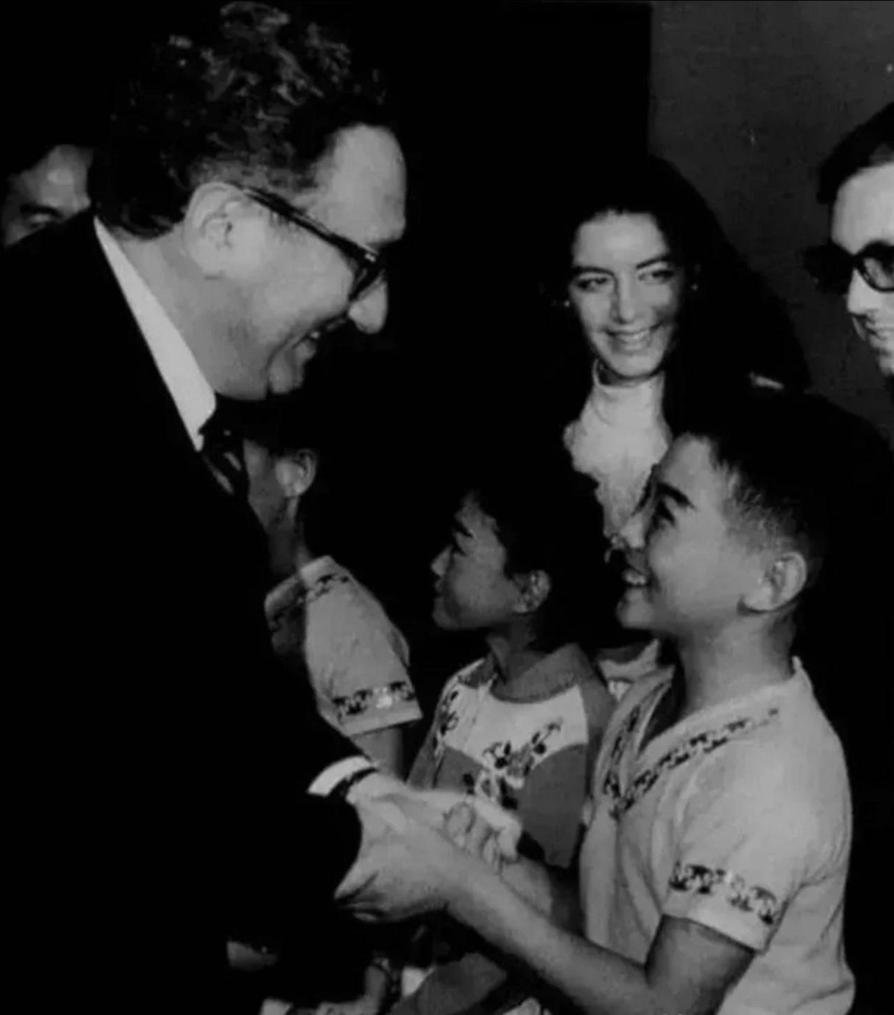 没想到1974年跟基辛格握手的这个中国小男孩，日后会火遍全球！这张珍贵老照片拍于