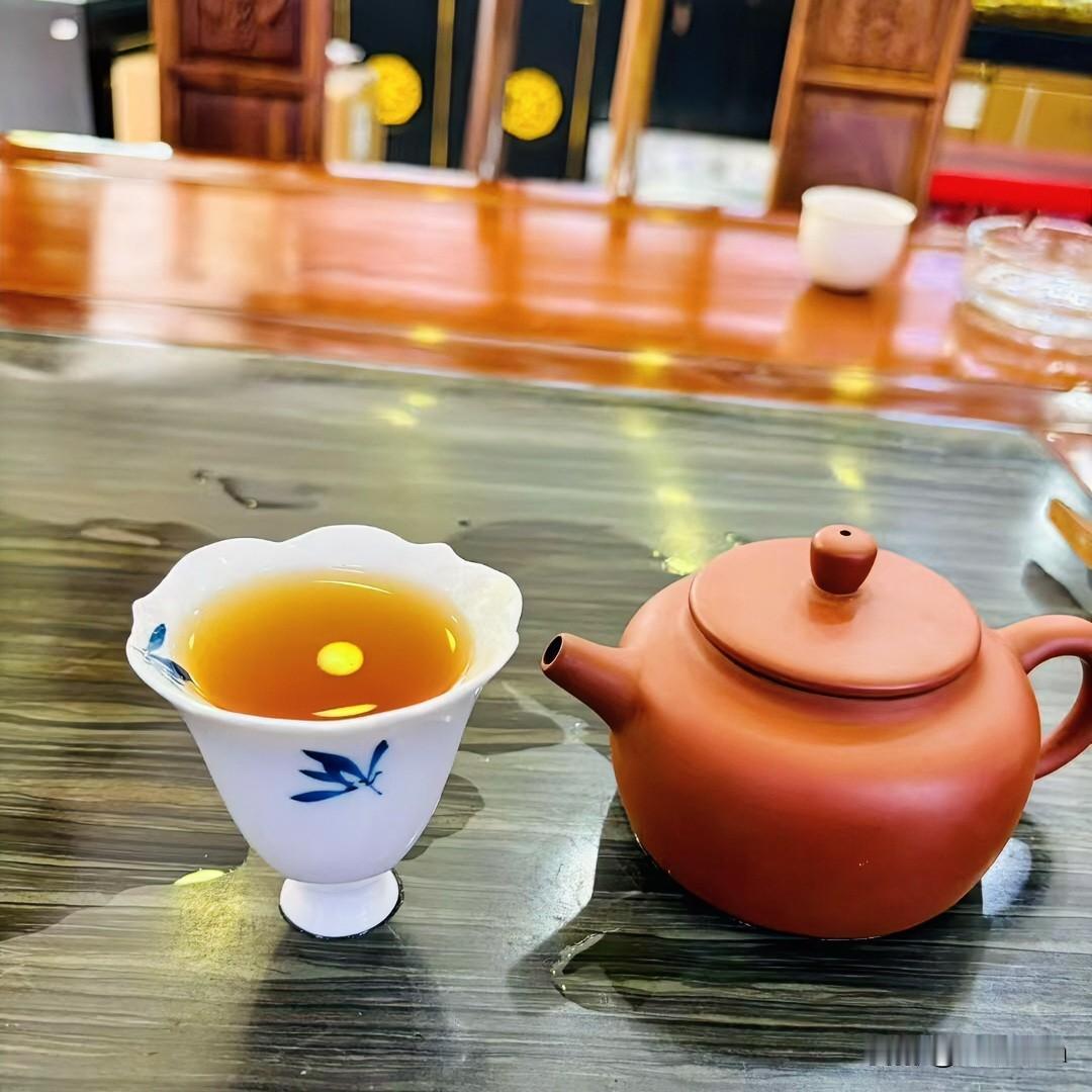 《茶道真如·水调歌头体》
静候水初沸，茶展翠痕娇。世人多慕浮华色，岂识真如待煎熬