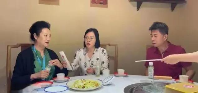 王丽云与郭凯敏近年来频繁互动，部分网友以为他俩是夫妻或亲属。    他俩只是在一