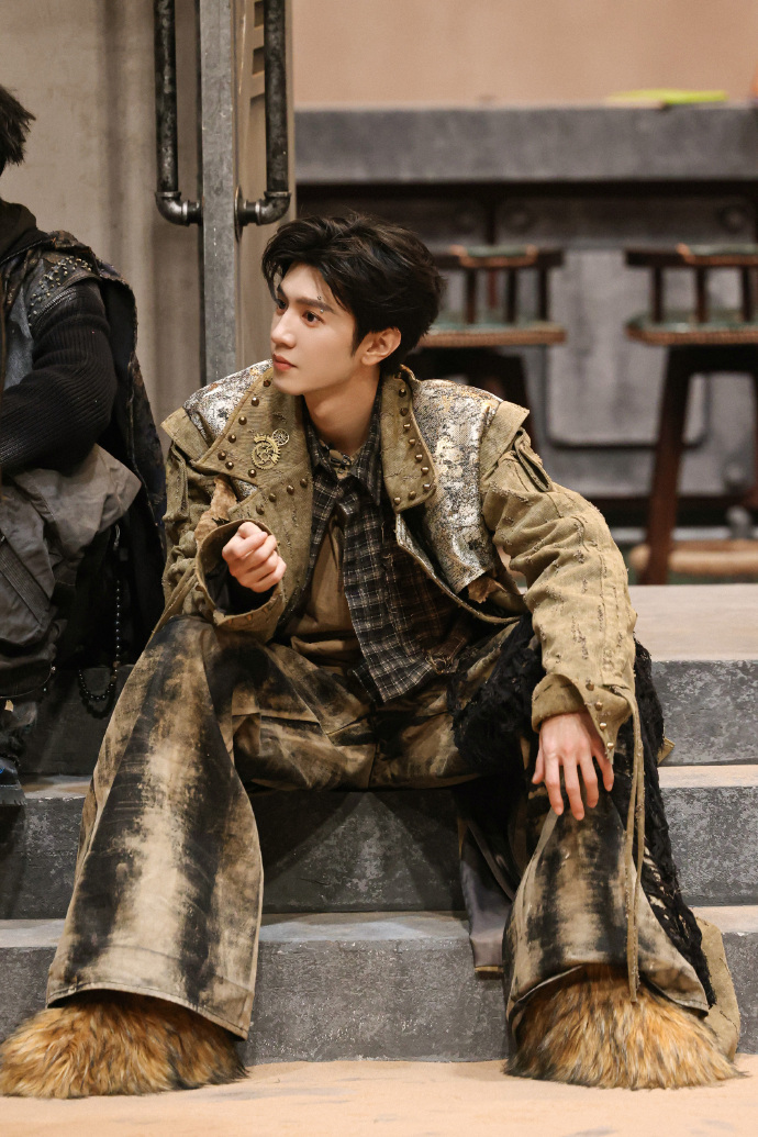 陈哲远想到什么编什么 被勋侦探盘问的郝大爸也太会圆了！激光武器捡的、机械射枪拆了