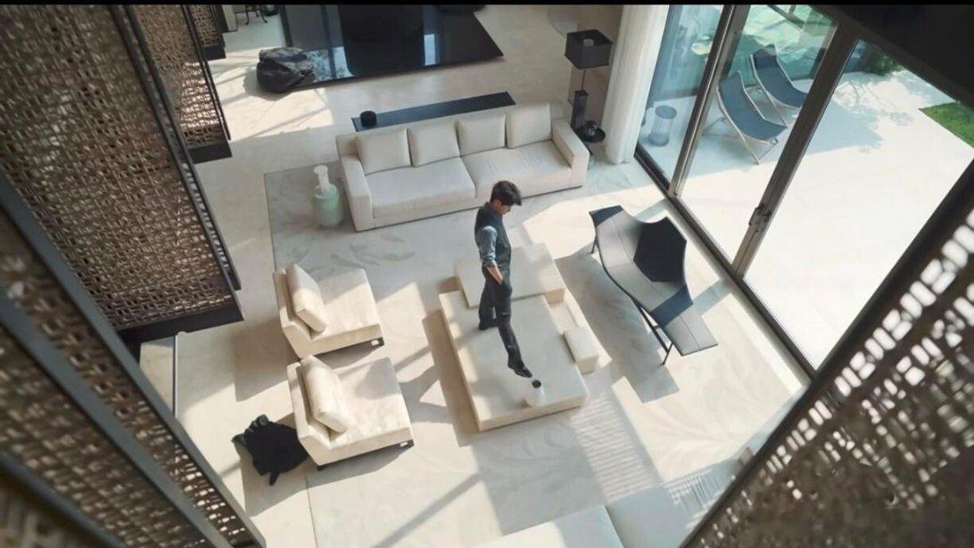 代旭 裴轸，唯一一个上桌的哈哈哈哈哈好像那种……就是……猫咪跳上桌后会干的第一件