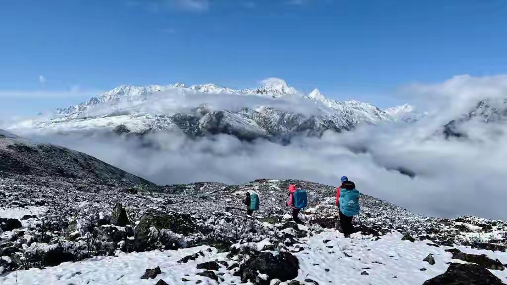 2026年1月11日，田海子冰川海拔4600米。

三个年轻人，两个23岁。一个