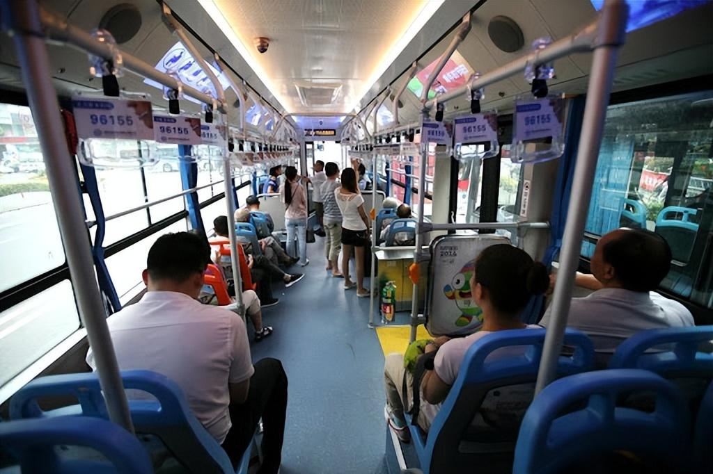 公交车彻底没人坐了？2024年全国公共汽电车客运量断崖式下滑，相比2015年在这