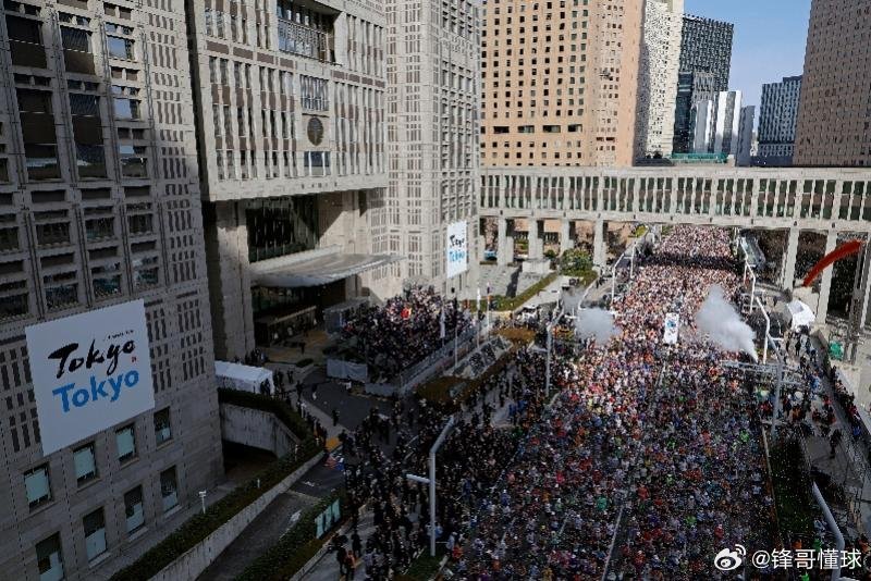 东京马拉松 直接被推倒！中国公民在东京马拉松赛道外遭日本右翼分子滋扰。当地时间3