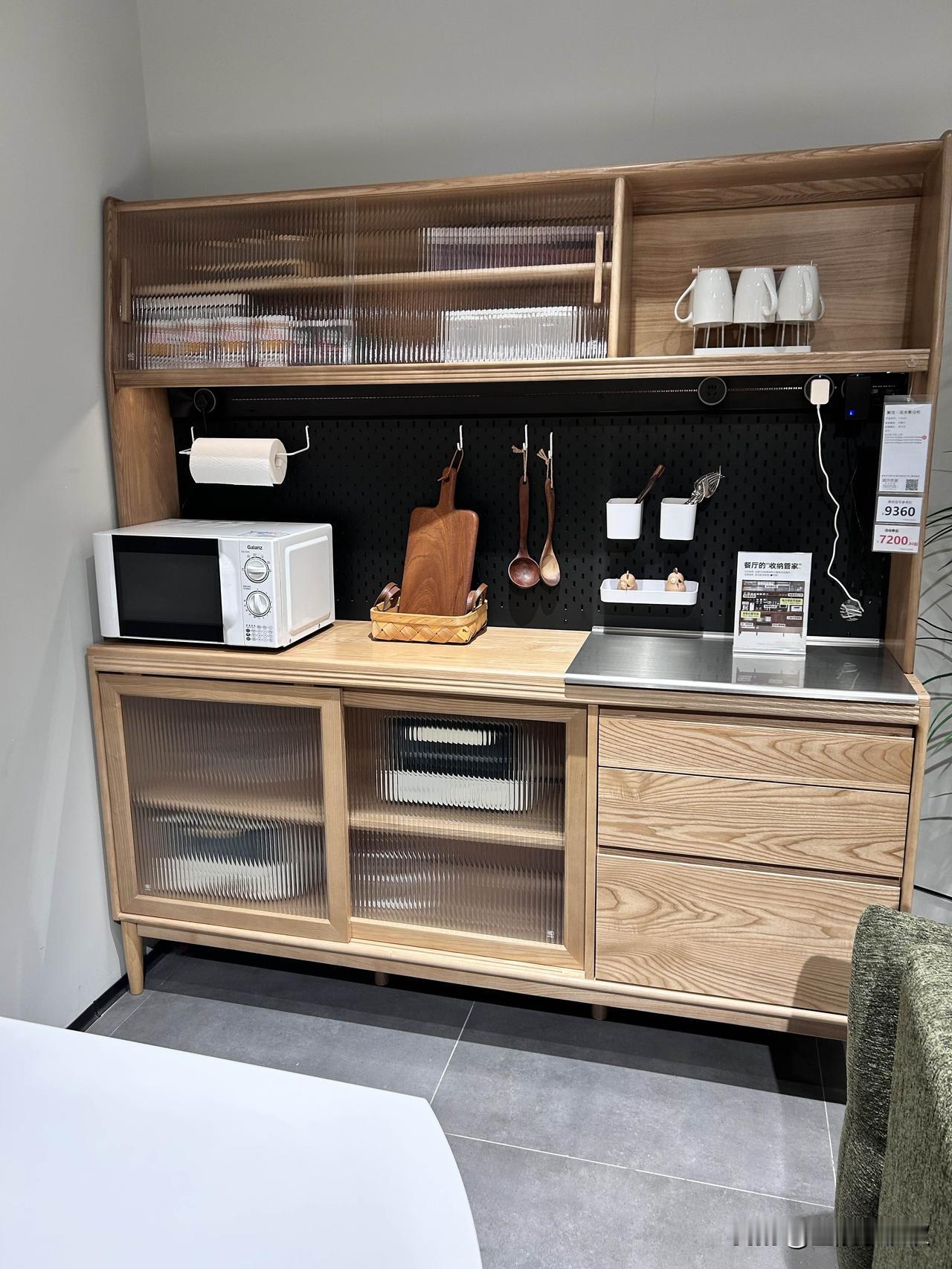 昨天去逛品牌家具实体店了，二十多年没有逛家具店了，那种感觉有点怪，就是如今的家具